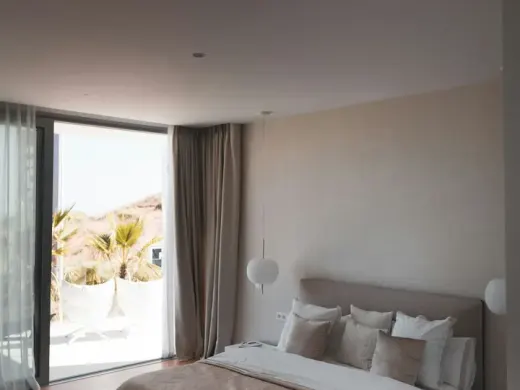 Helles Schlafzimmer mit bodentiefem Fenster