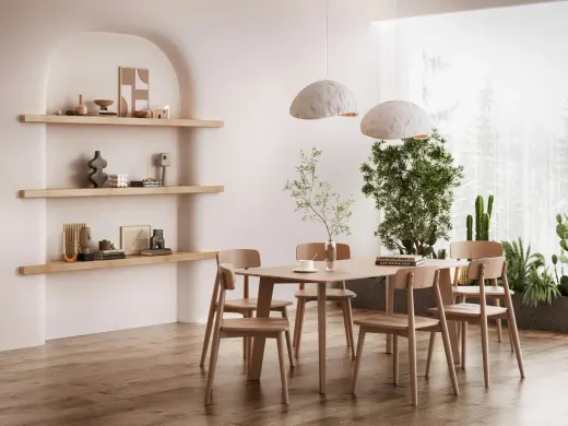 Essbereich mit Holzstühlen und offenen Regalen