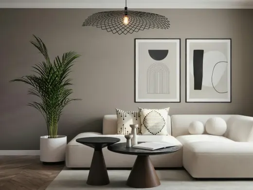 Wohnzimmer mit hellem Sofa und Loungemöbeln