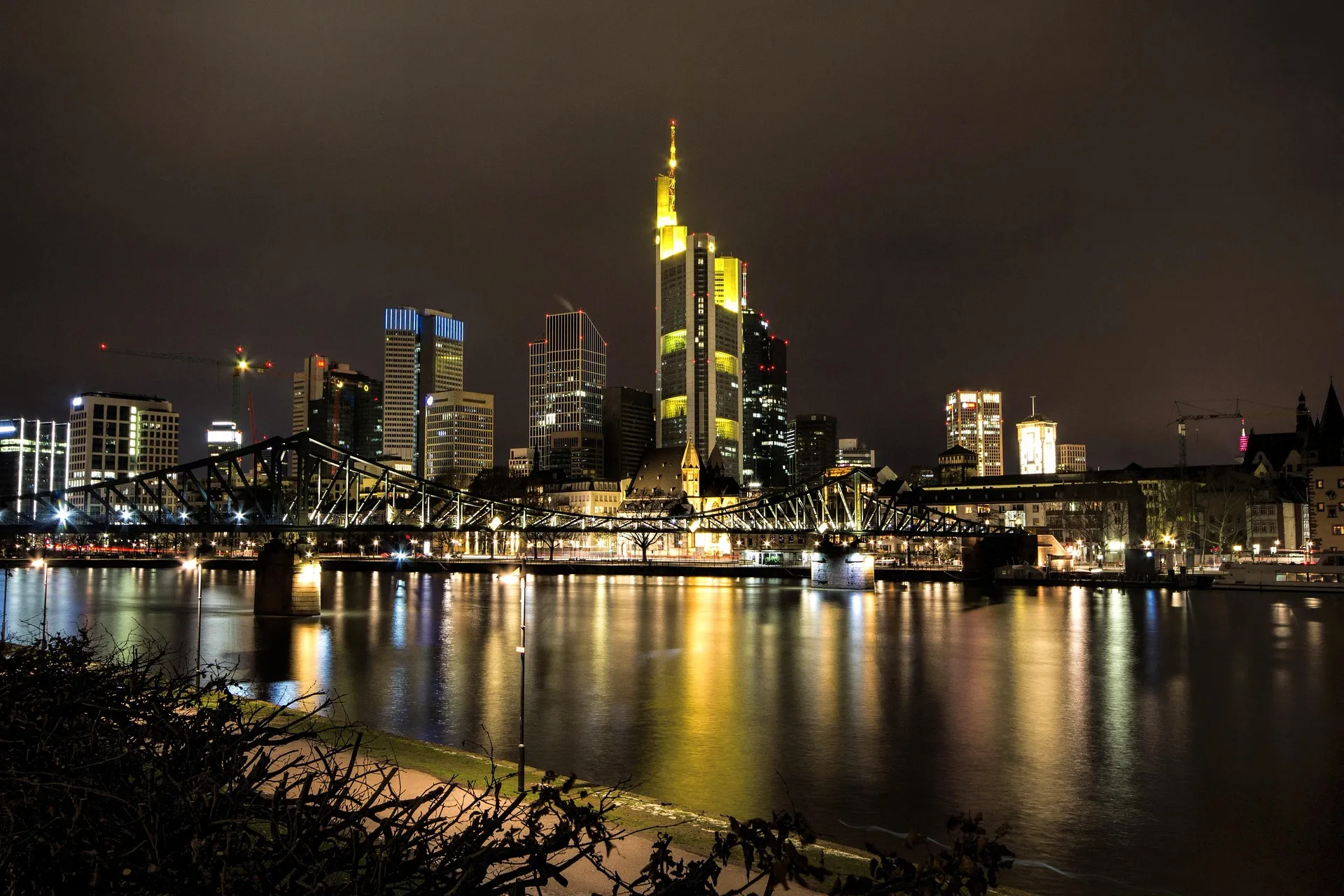Eiserner Steg mit Frankfurter Skyline